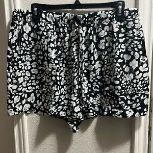 Women’s West Loop Black & White Printed Shorts